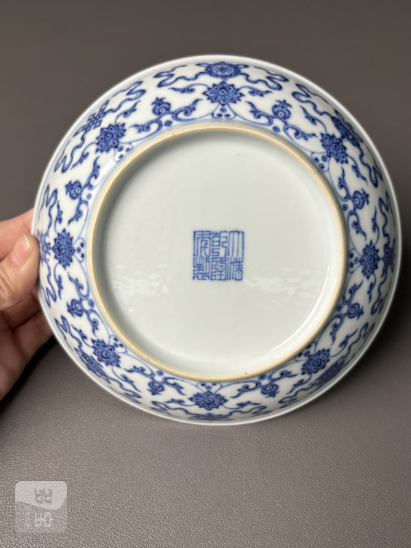 清乾隆 青花缠枝八宝纹盘 - 图10